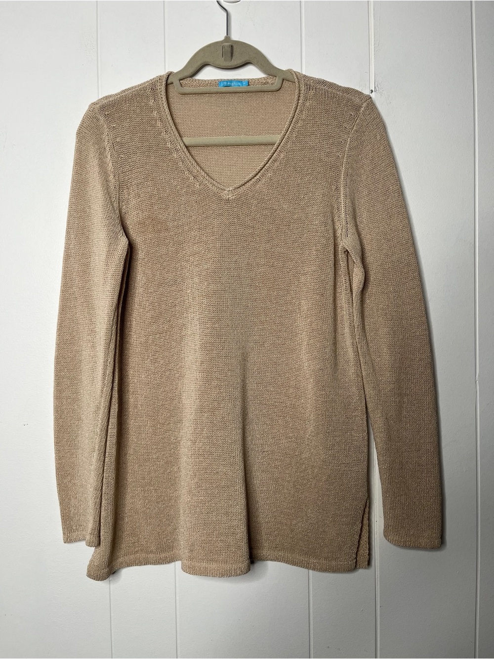 J. McLaughlin Callum V-neck lightweight long sleeve sweater in tan size M